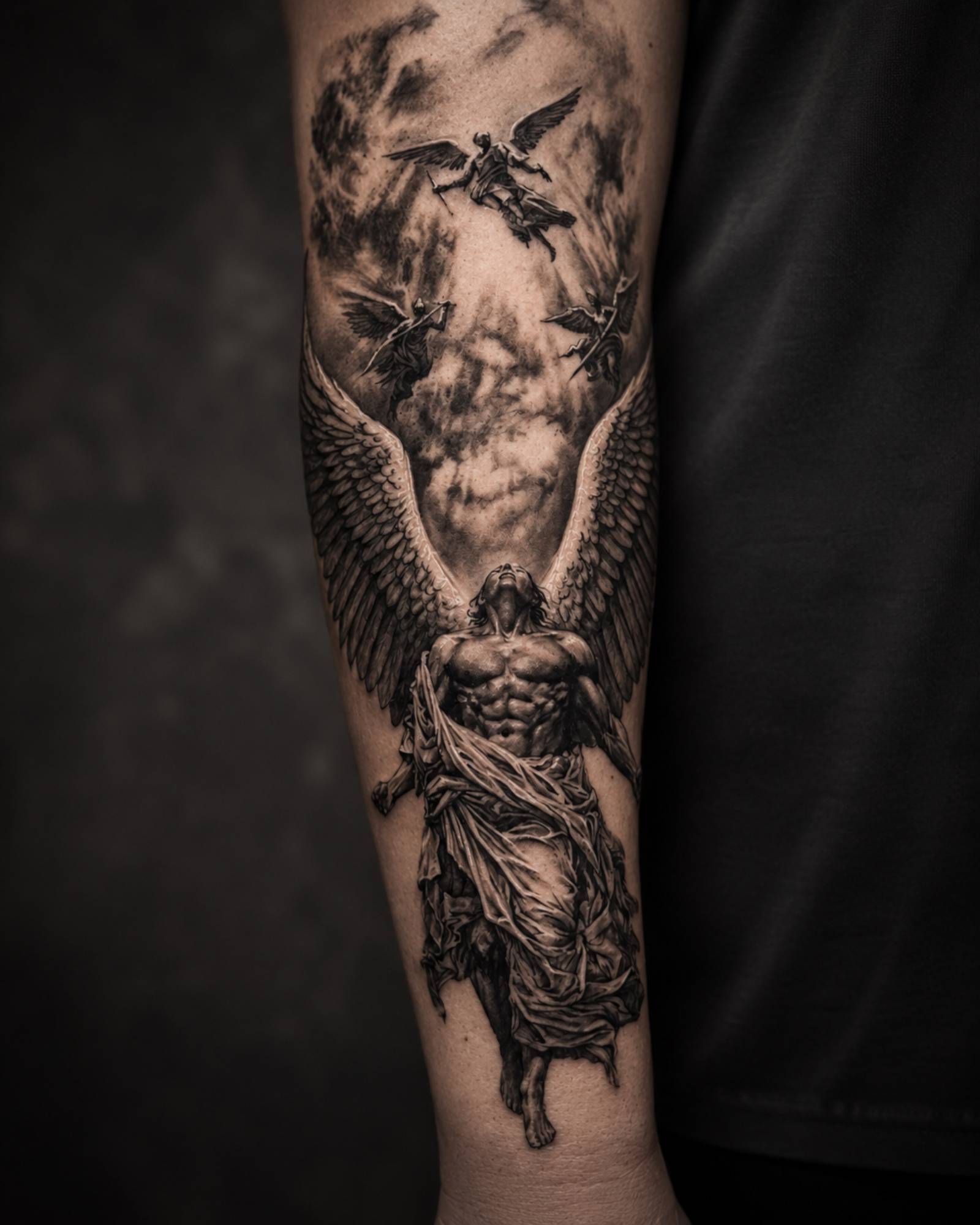 Black and Grey Realistic Tattoo in Kassel mit Engelmotiv von Titan Tattoo