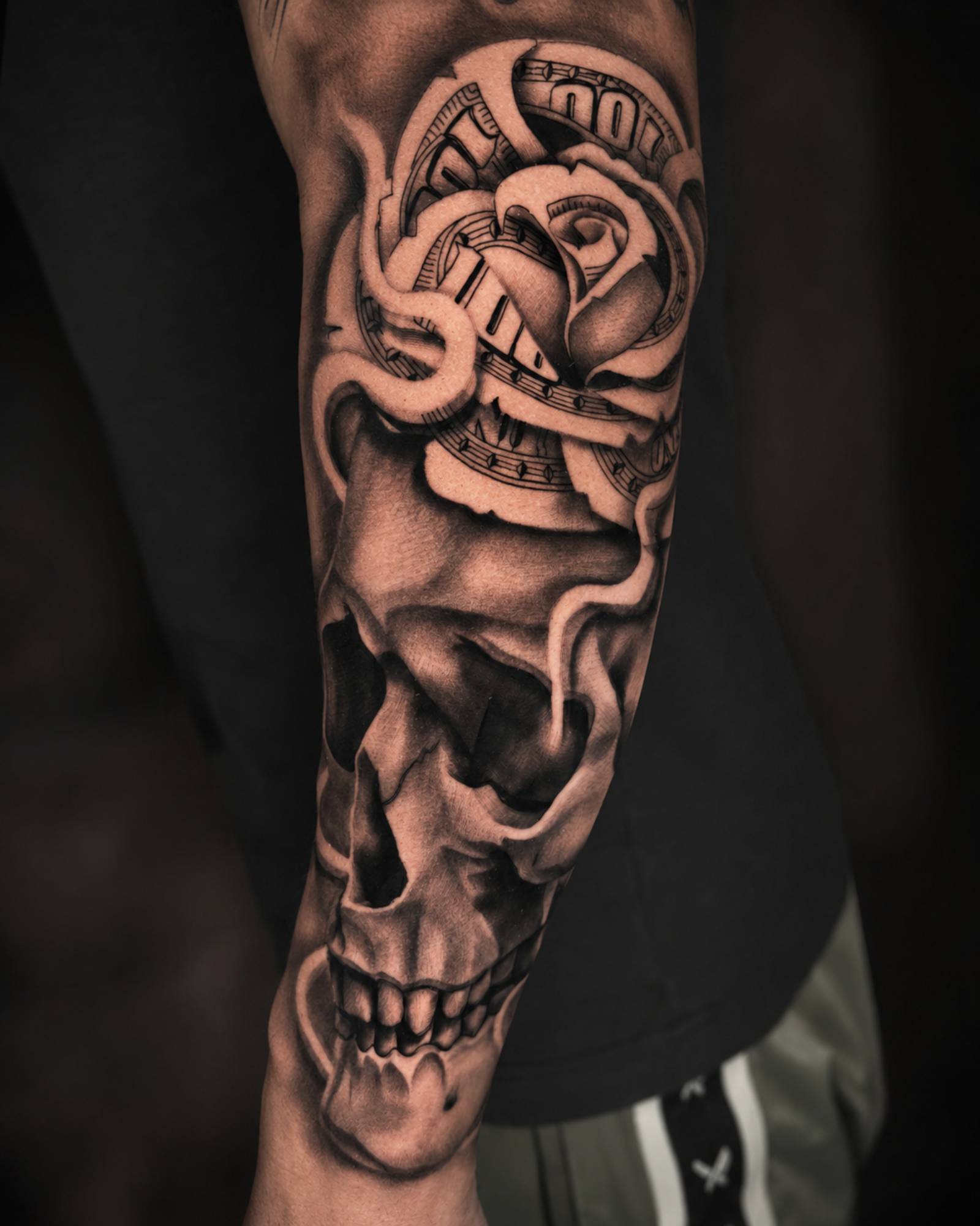 Black Grey Skull Rose Tattoo am Arm in Kassel