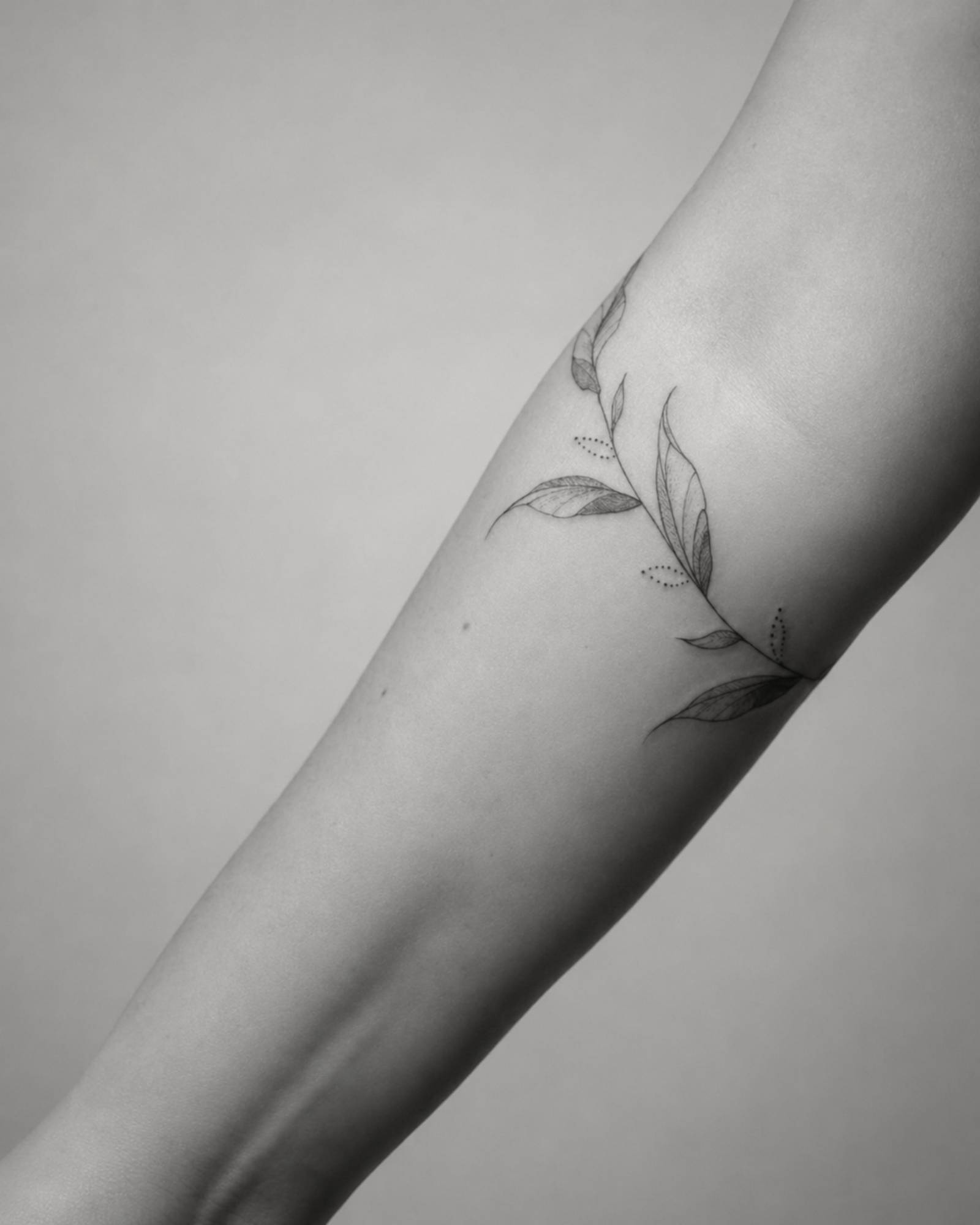 Fineline Blätter Tattoo in Kassel von Titan Tattoo