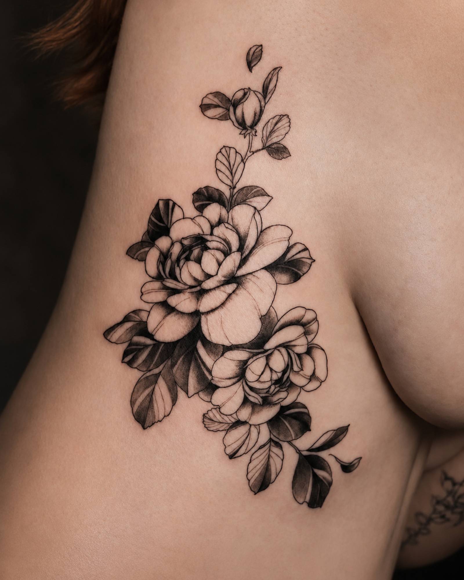 Fineline Floral Tattoo in Kassel von Titan Tattoo mit feinen Linien und weicher Schattierung