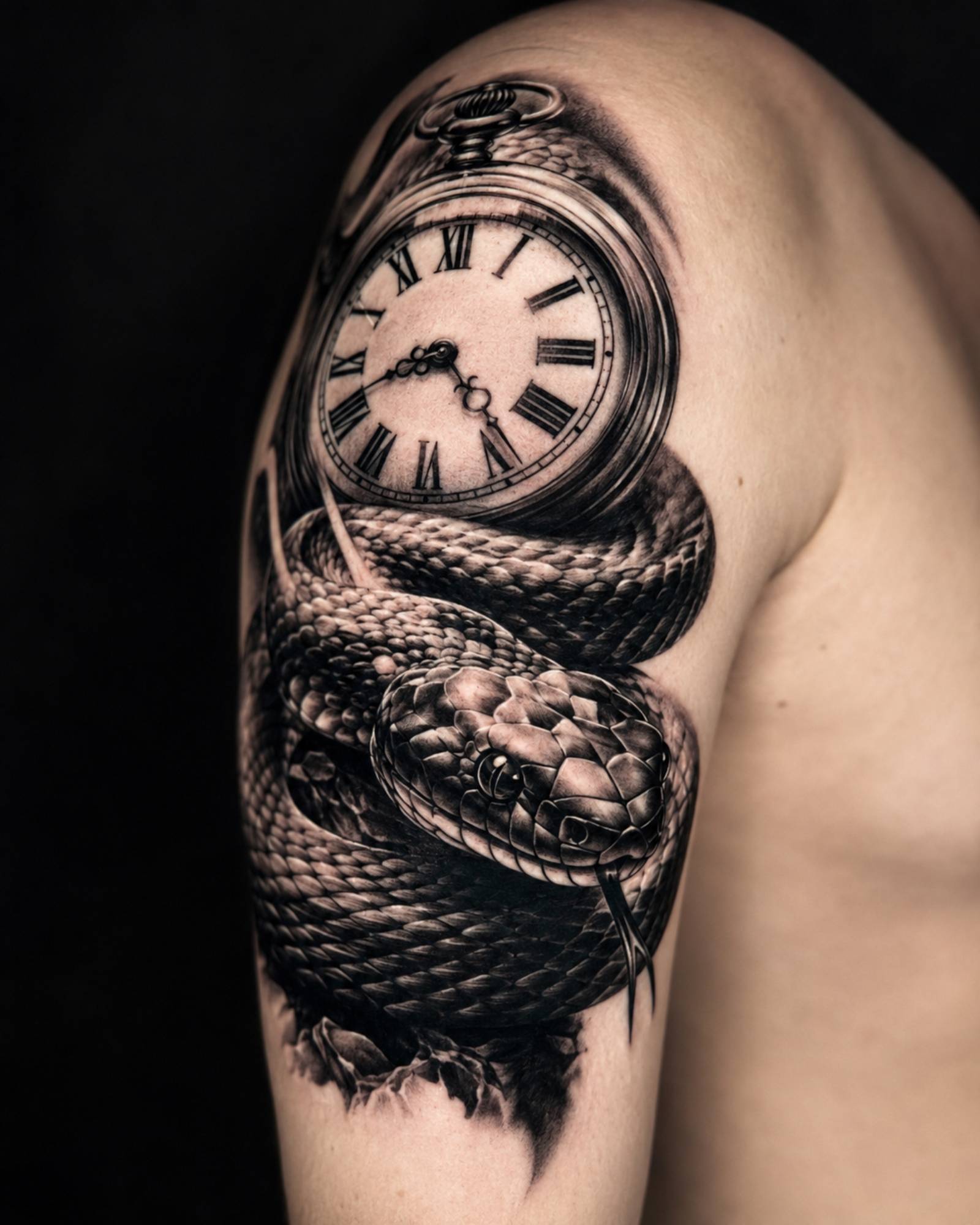 Realistic Schlange Uhr Tattoo am Oberarm in Kassel