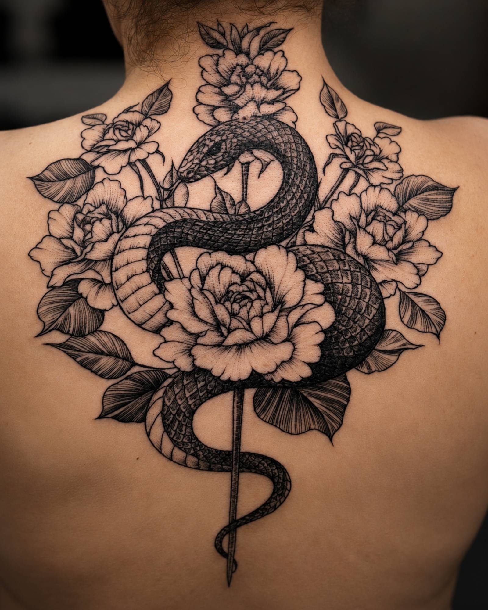 Schlange Blumen Rücken Tattoo in Kassel
