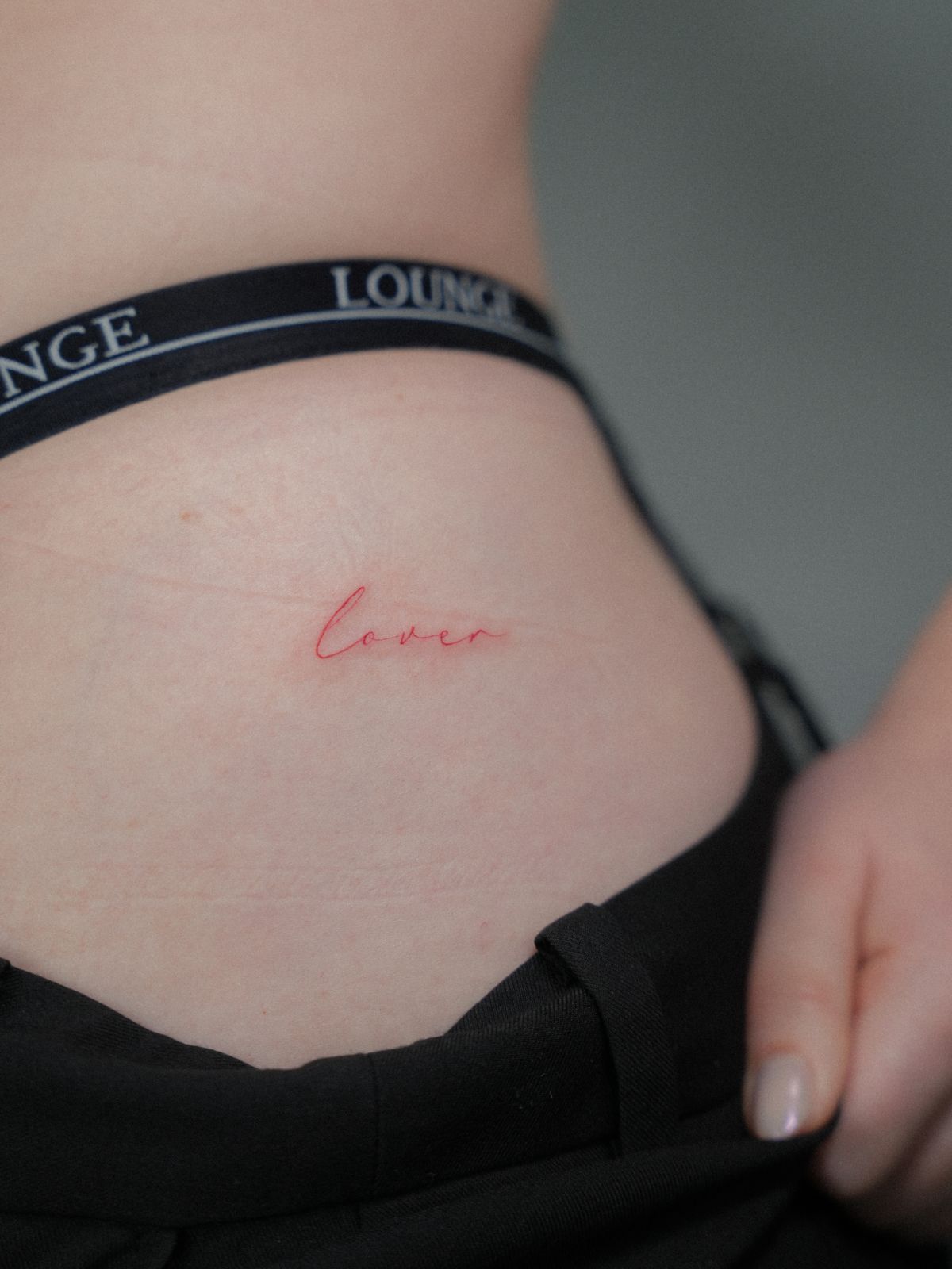 Fineline Schriftzug Tattoo Kassel in Rot