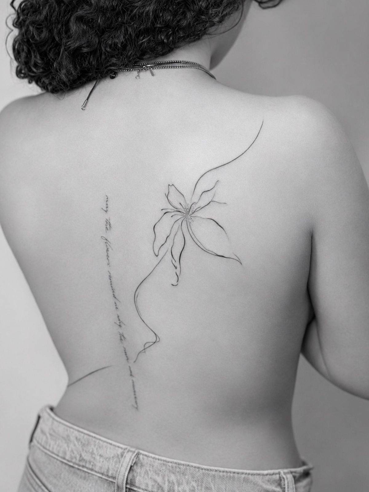 Fineline Blumentattoo Kassel auf dem Rücken